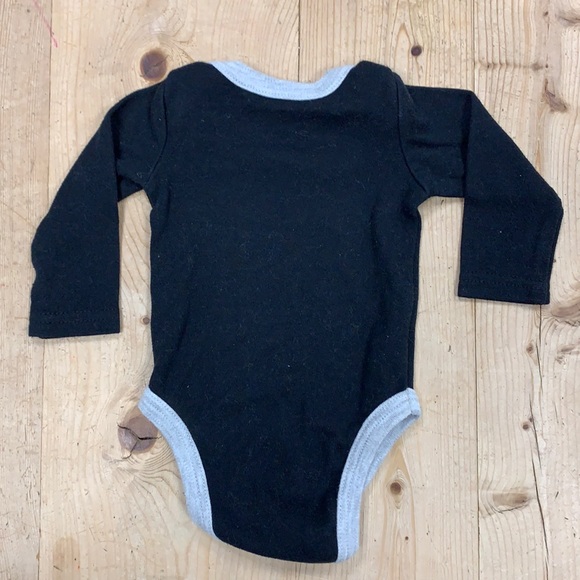 Baby Boy Lot- 0-3 Mo. Carters Incl. Old Navy Brand- 4 shirts-2 pants-1 pr socks - Picture 4 of 17